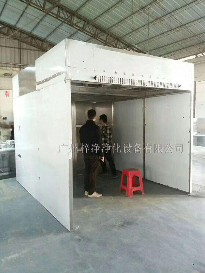 負(fù)壓稱(chēng)稱(chēng)量罩通過(guò)創(chuàng)造一個(gè)低氣壓的環(huán)境，防止生產(chǎn)過(guò)程中的粉塵、揮發(fā)物等有害物質(zhì)逸散到外界環(huán)境中，同時(shí)確保稱(chēng)量結(jié)果的準(zhǔn)確性。