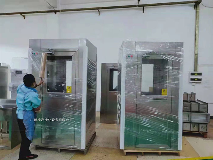 在風淋室外部包裝上,使用纏繞膜可以進一步提高包裝的密封性和抗沖擊性。 在風淋室外部包裝上,使用纏繞膜可以進一步提高包裝的密封性和抗沖擊性。