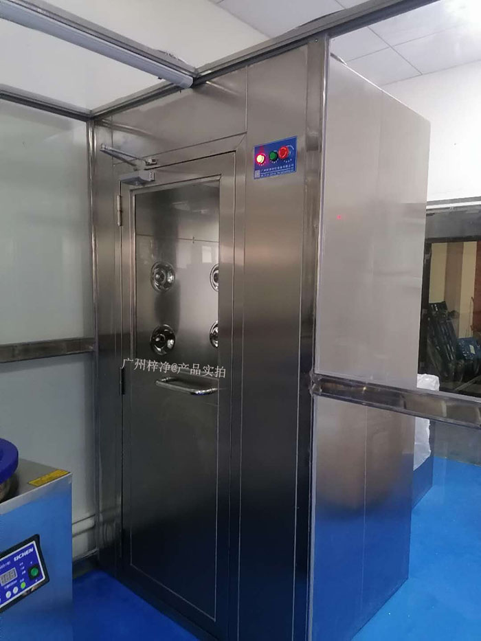 藥行業實驗室的風淋室可以根據實驗室的具體需求進行定制，包括風淋室尺寸、風淋室風速、風淋室高效空氣過濾器過濾效率等，以適應不同實驗活動的需要。