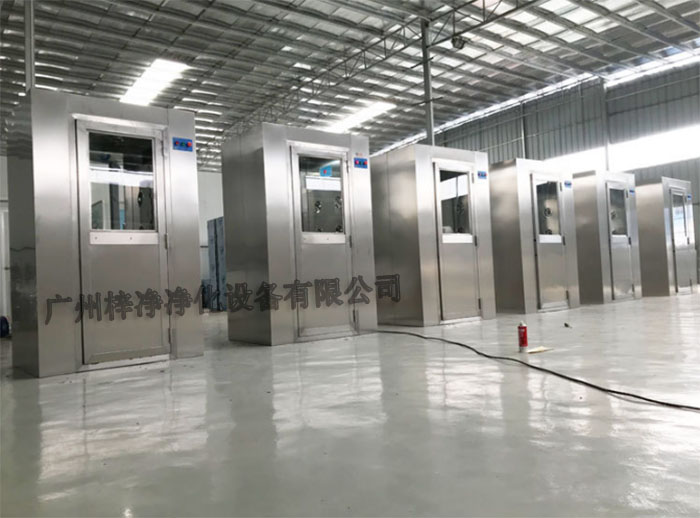 風淋室內部空氣的流動均勻性對于確保潔凈室內的氣流方向和速度分布至關重要。